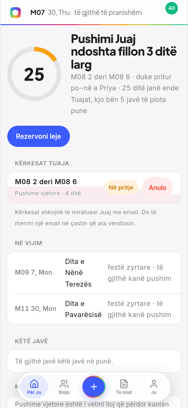 Ekrani kryesor i Book Time Off në telefon, që tregon unazën e vitit, ditët e mbetura dhe dokun pluskues