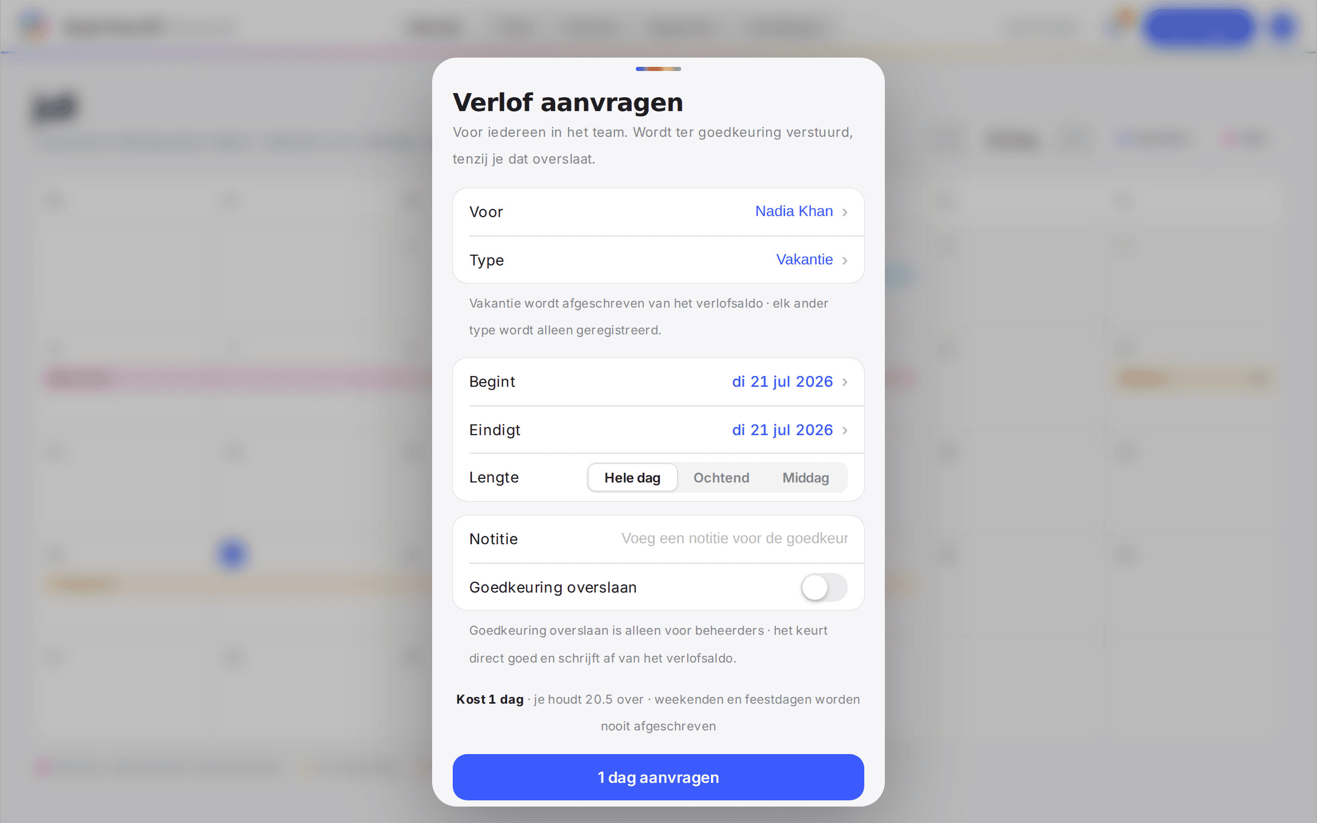 Het formulier Verlof toevoegen met data uit het verleden en de schakelaar Goedkeuring overslaan